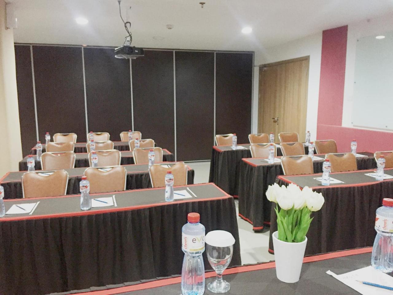 Evora Hotel Surabaya Exterior photo