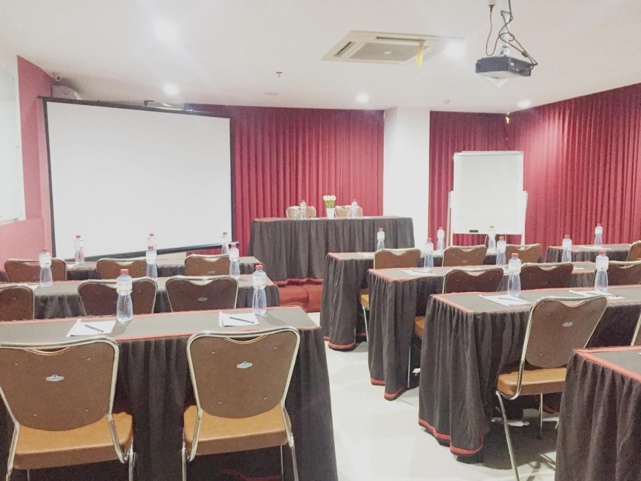Evora Hotel Surabaya Exterior photo